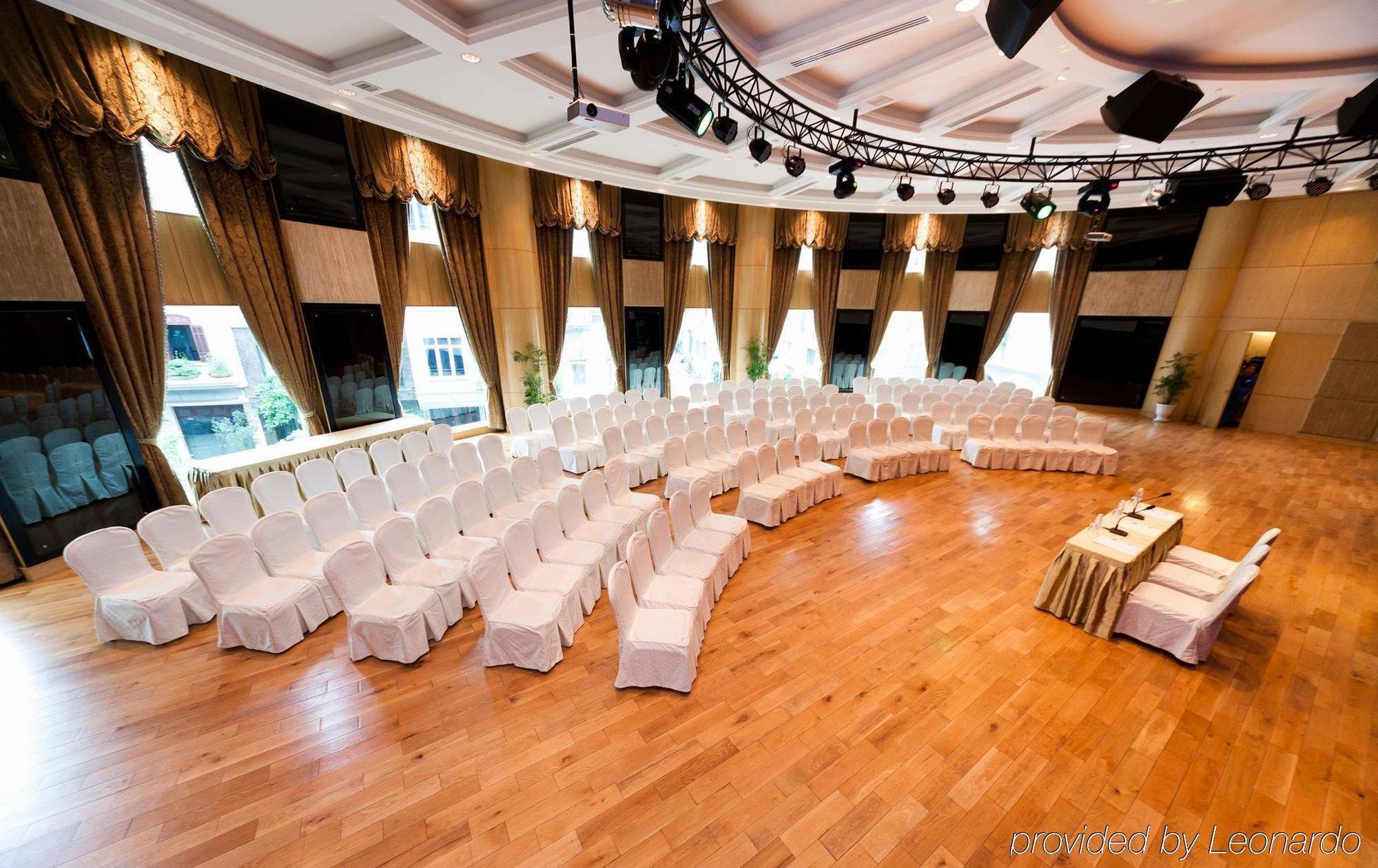 The Club & Residences Отель